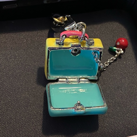 Juicy Couture LIMITED EDITION 2011 Lunchbox Charm, Opens up a apple inside NWT - Picture 6 of 16